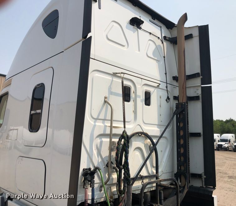 image for item DN2001 2015 Freightliner Cascadia 125  semi truck