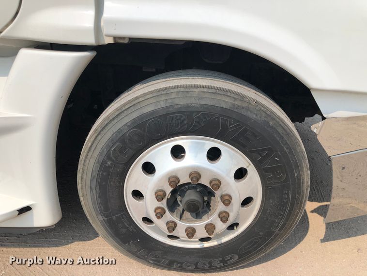 image for item DN2001 2015 Freightliner Cascadia 125  semi truck