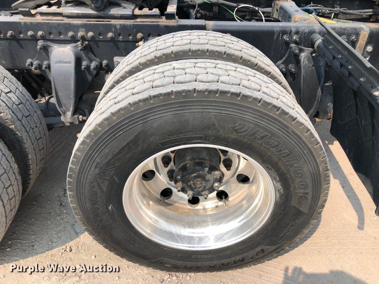 image for item DN2001 2015 Freightliner Cascadia 125  semi truck