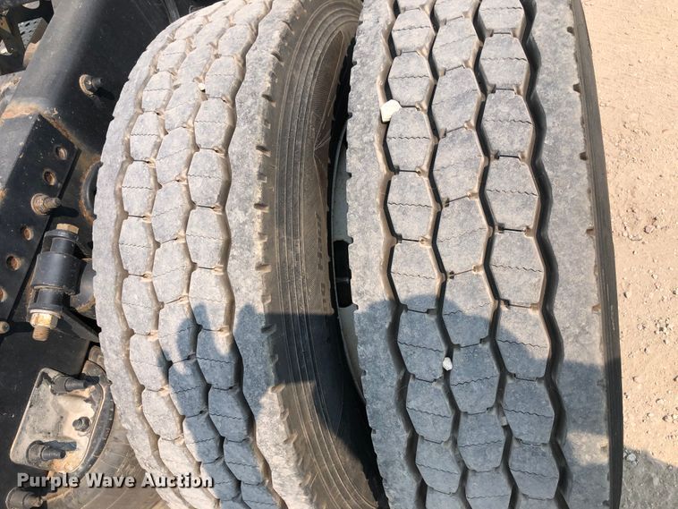 image for item DN2001 2015 Freightliner Cascadia 125  semi truck