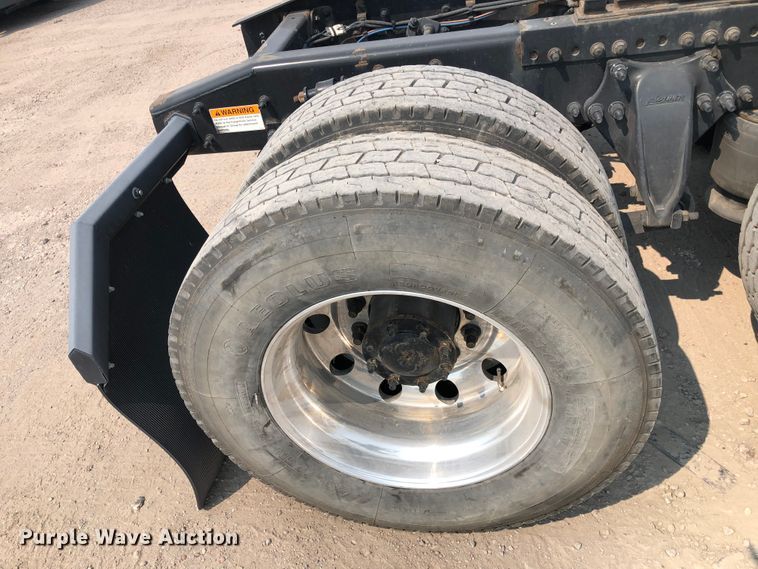 image for item DN2001 2015 Freightliner Cascadia 125  semi truck