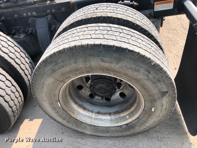 image for item DN2001 2015 Freightliner Cascadia 125  semi truck