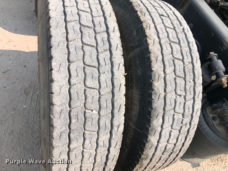 image for item DN2001 2015 Freightliner Cascadia 125  semi truck