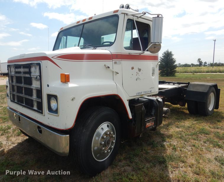 image for item HU9257 1978 International 2275  truck cab and chassis