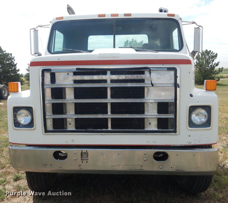 image for item HU9257 1978 International 2275  truck cab and chassis