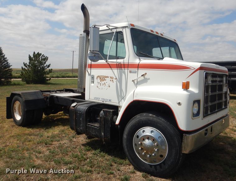 image for item HU9257 1978 International 2275  truck cab and chassis