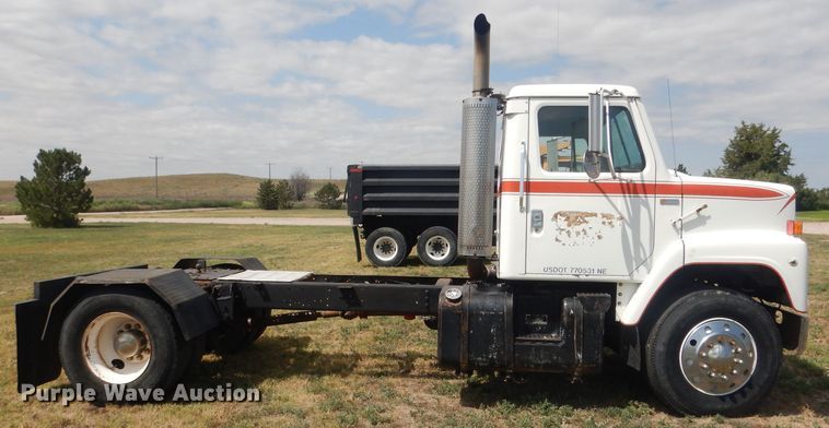 image for item HU9257 1978 International 2275  truck cab and chassis