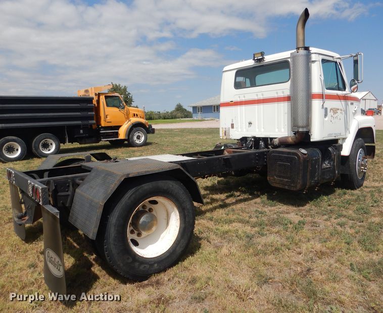 image for item HU9257 1978 International 2275  truck cab and chassis
