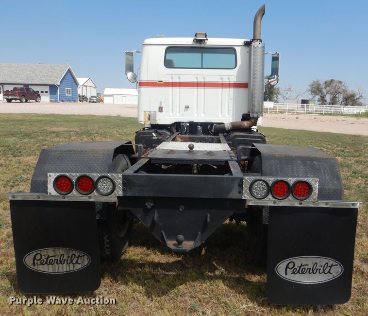 image for item HU9257 1978 International 2275  truck cab and chassis