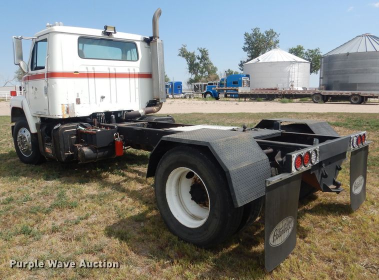 image for item HU9257 1978 International 2275  truck cab and chassis