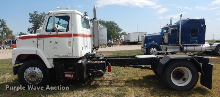 image for item HU9257 1978 International 2275  truck cab and chassis