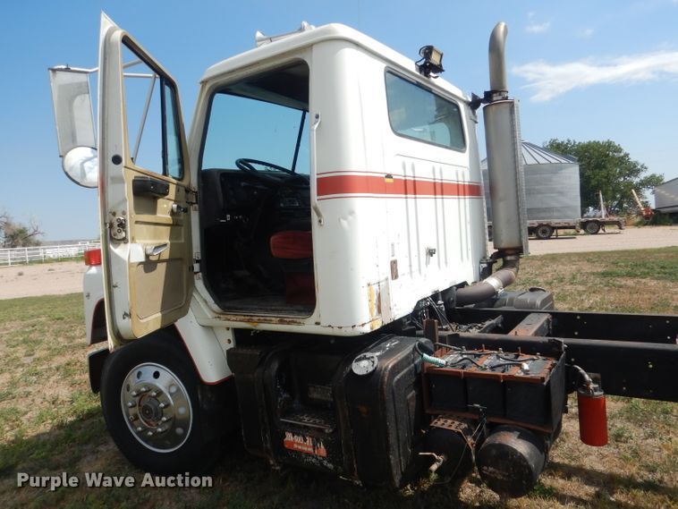 image for item HU9257 1978 International 2275  truck cab and chassis