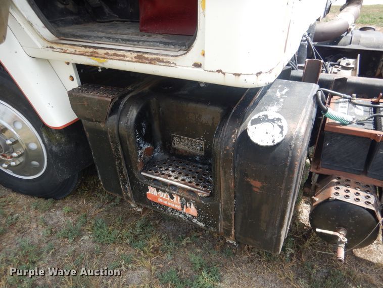 image for item HU9257 1978 International 2275  truck cab and chassis