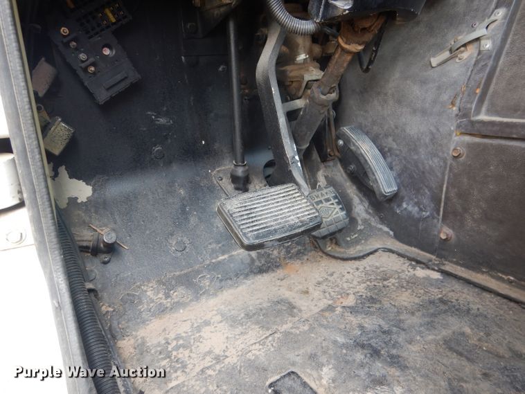 image for item HU9257 1978 International 2275  truck cab and chassis