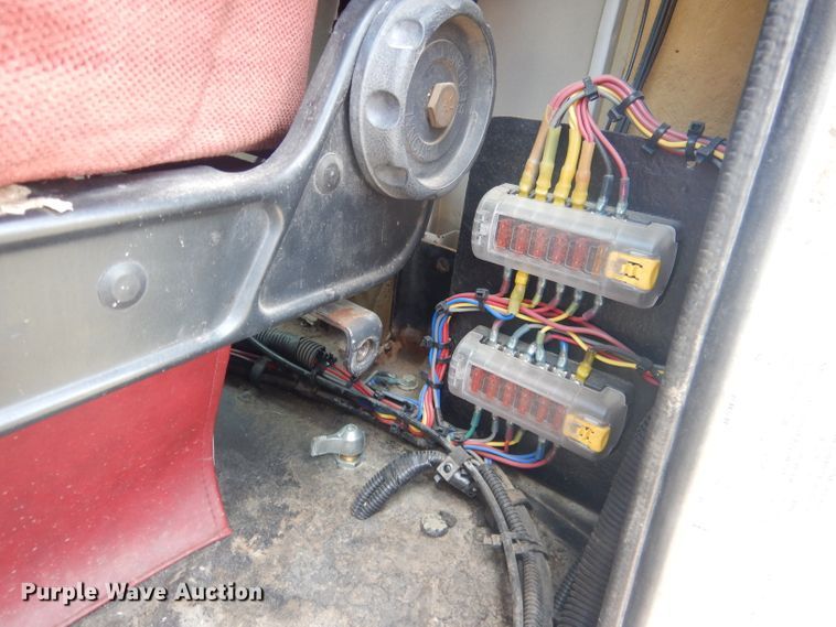 image for item HU9257 1978 International 2275  truck cab and chassis