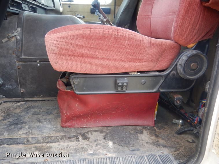 image for item HU9257 1978 International 2275  truck cab and chassis