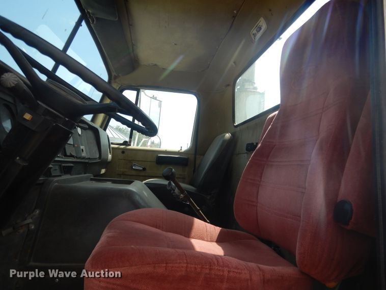 image for item HU9257 1978 International 2275  truck cab and chassis