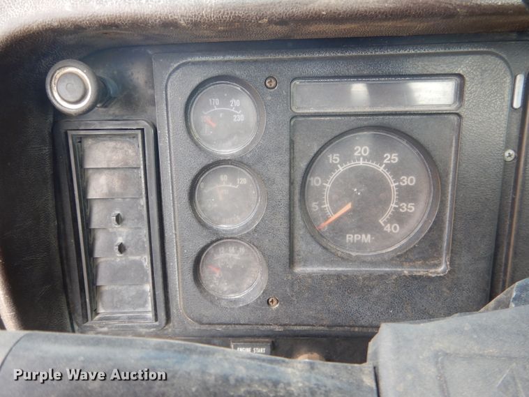 image for item HU9257 1978 International 2275  truck cab and chassis