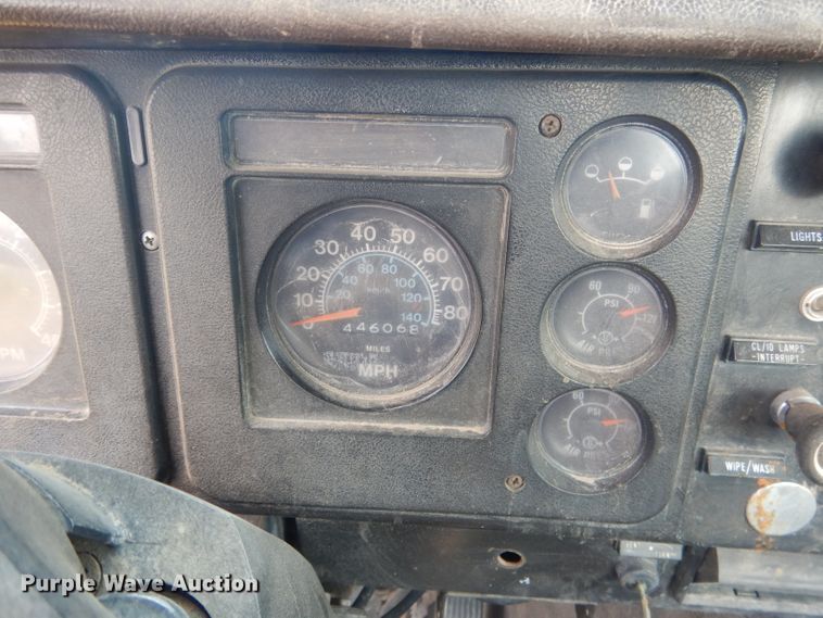 image for item HU9257 1978 International 2275  truck cab and chassis