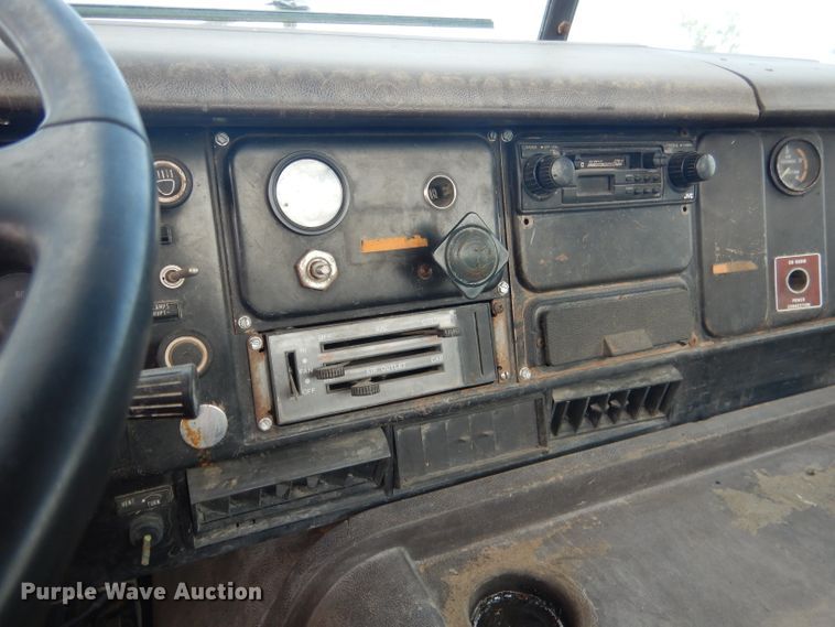 image for item HU9257 1978 International 2275  truck cab and chassis