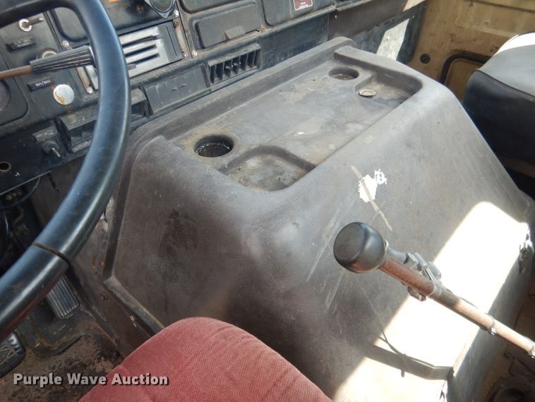 image for item HU9257 1978 International 2275  truck cab and chassis