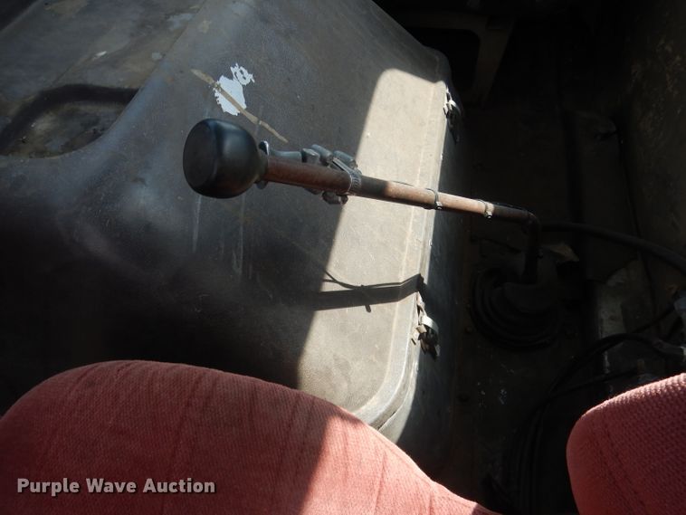 image for item HU9257 1978 International 2275  truck cab and chassis