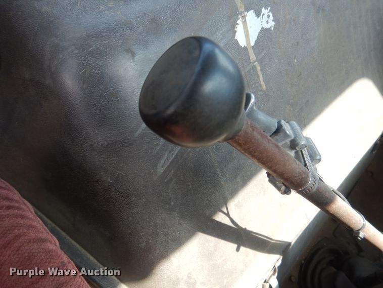 image for item HU9257 1978 International 2275  truck cab and chassis