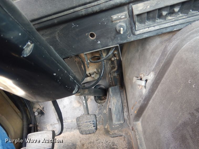 image for item HU9257 1978 International 2275  truck cab and chassis