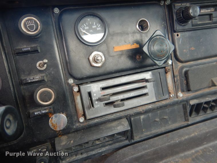 image for item HU9257 1978 International 2275  truck cab and chassis