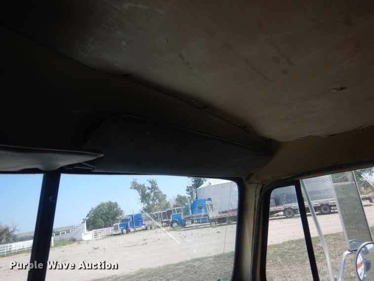 image for item HU9257 1978 International 2275  truck cab and chassis