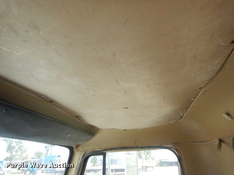 image for item HU9257 1978 International 2275  truck cab and chassis