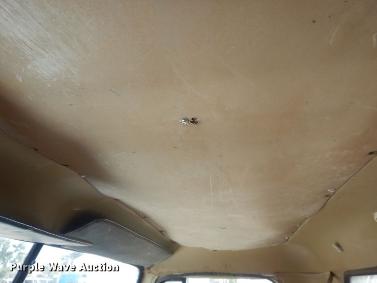 image for item HU9257 1978 International 2275  truck cab and chassis