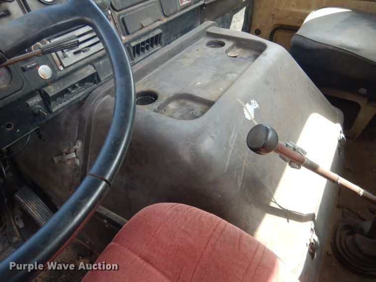 image for item HU9257 1978 International 2275  truck cab and chassis