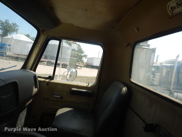 image for item HU9257 1978 International 2275  truck cab and chassis