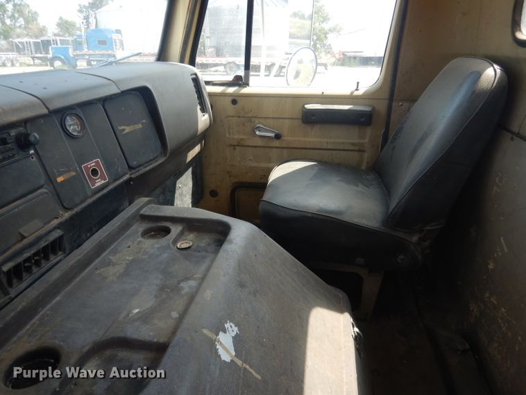 image for item HU9257 1978 International 2275  truck cab and chassis