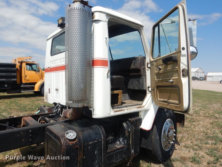 image for item HU9257 1978 International 2275  truck cab and chassis