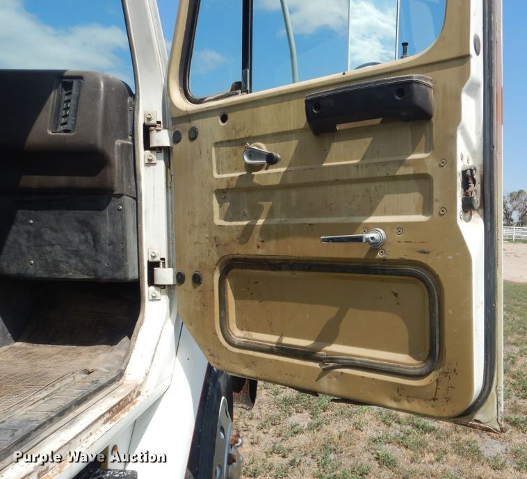 image for item HU9257 1978 International 2275  truck cab and chassis