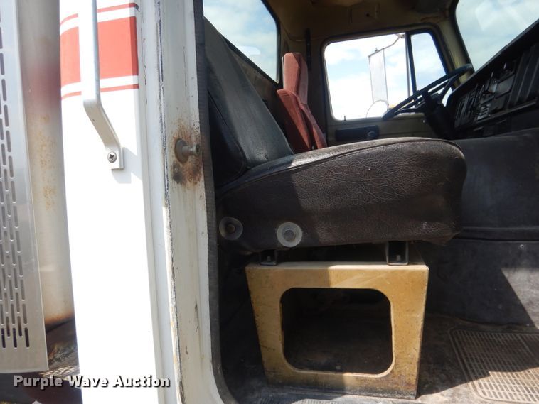 image for item HU9257 1978 International 2275  truck cab and chassis