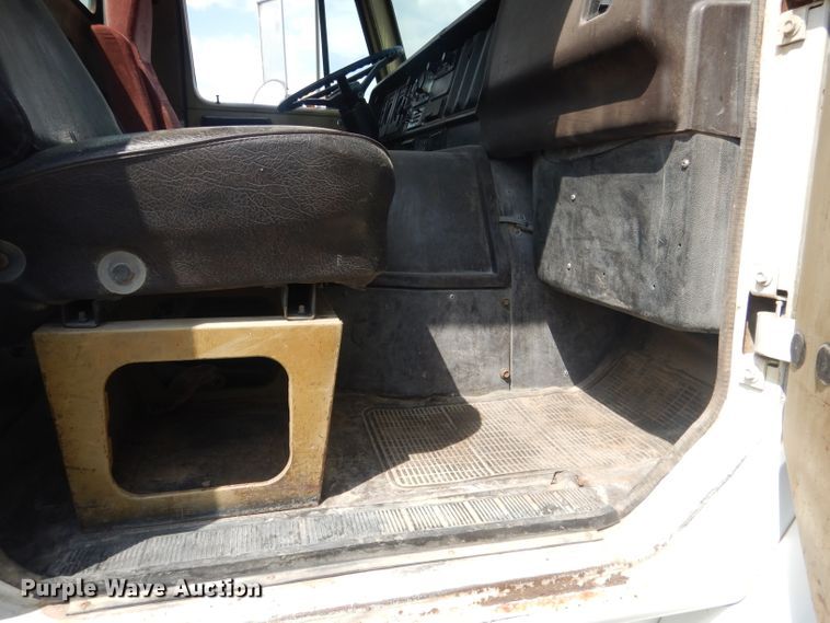 image for item HU9257 1978 International 2275  truck cab and chassis