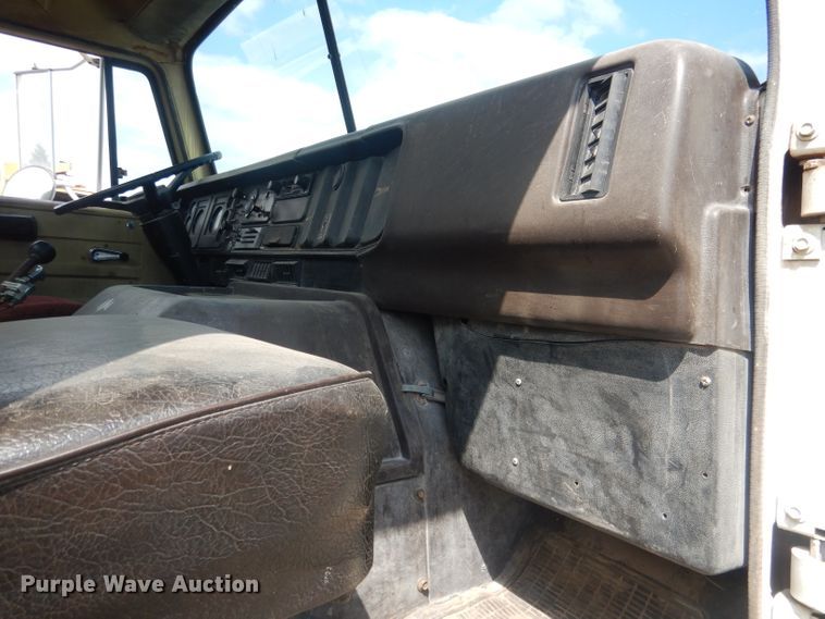 image for item HU9257 1978 International 2275  truck cab and chassis