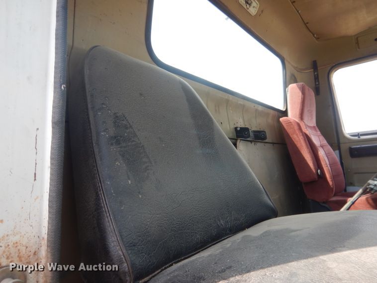 image for item HU9257 1978 International 2275  truck cab and chassis