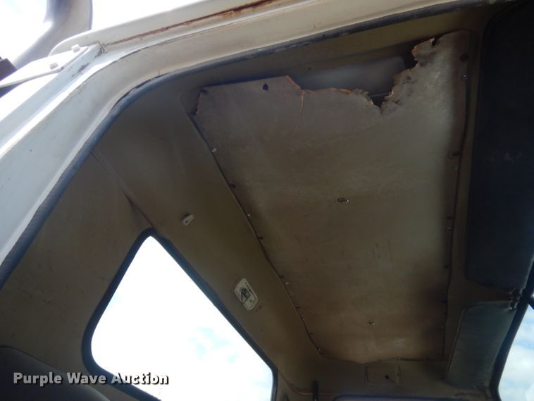 image for item HU9257 1978 International 2275  truck cab and chassis