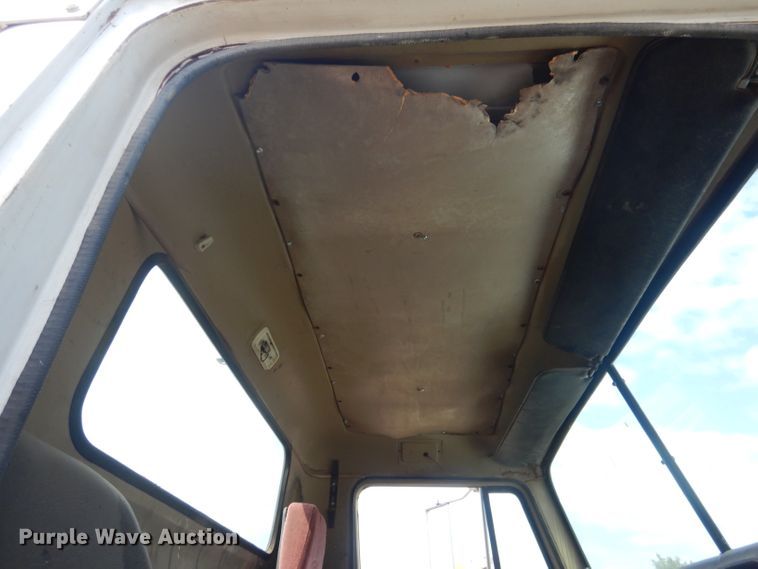 image for item HU9257 1978 International 2275  truck cab and chassis