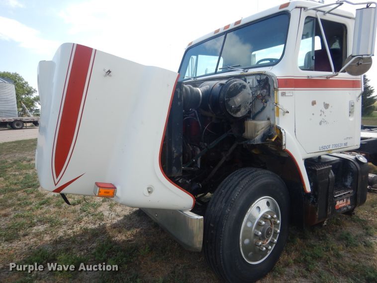 image for item HU9257 1978 International 2275  truck cab and chassis