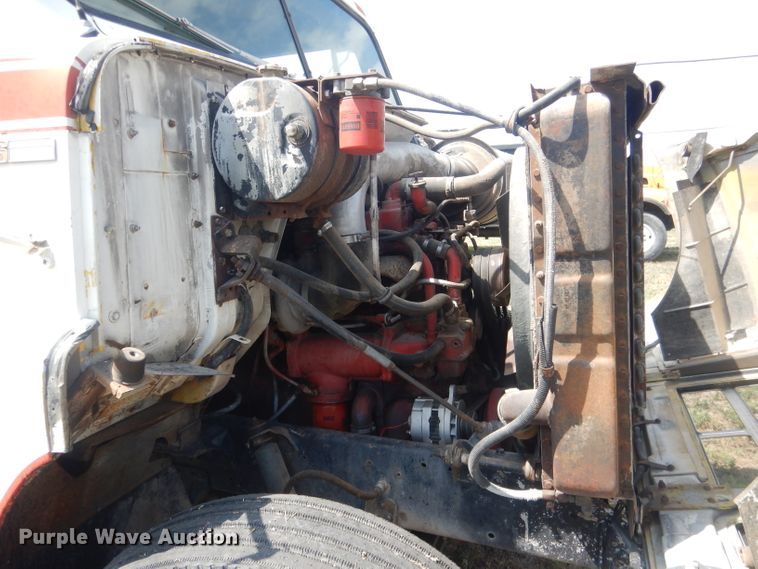 image for item HU9257 1978 International 2275  truck cab and chassis