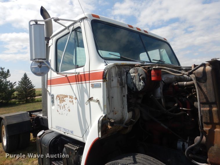 image for item HU9257 1978 International 2275  truck cab and chassis