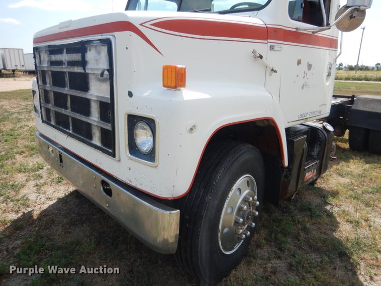 image for item HU9257 1978 International 2275  truck cab and chassis