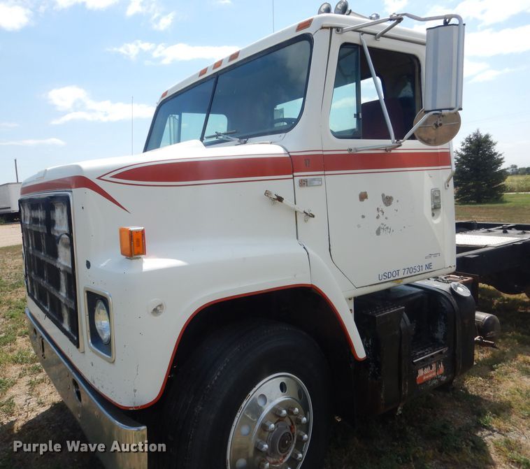 image for item HU9257 1978 International 2275  truck cab and chassis