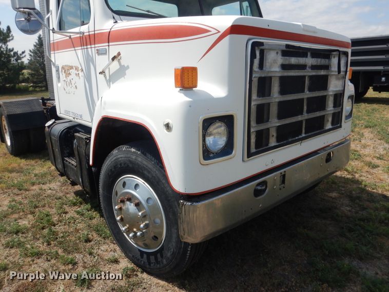 image for item HU9257 1978 International 2275  truck cab and chassis