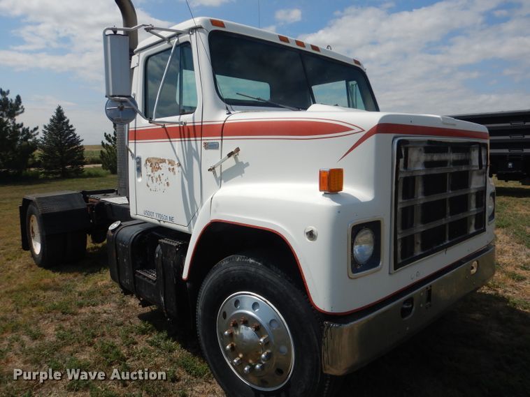 image for item HU9257 1978 International 2275  truck cab and chassis